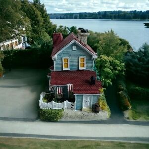 NIB Vintage House Home Of Seamstress Ida Penney Figurine Liberty Falls Monument